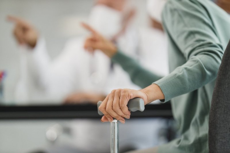 Senior s holí u lékaře – nejohroženější skupina při epidemiích